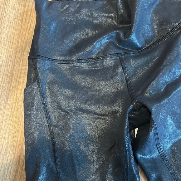 Lulu lemon SPECIAL EDITION LEGGINGS. Size 4. Brand new never worn. - Picture 3 of 3